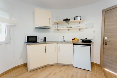 Comfort Studio Suite | Private kitchen | Shared fridge, microwave