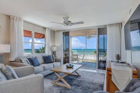 Condo, 2 Bedrooms | Living area