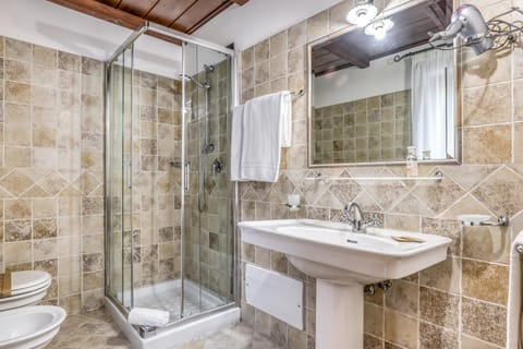 Standard Quadruple Room | Bathroom | Shower, hair dryer, bathrobes, bidet