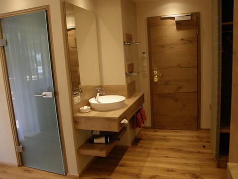 Double or Twin Room | Hypo-allergenic bedding, in-room safe, desk, cribs/infant beds