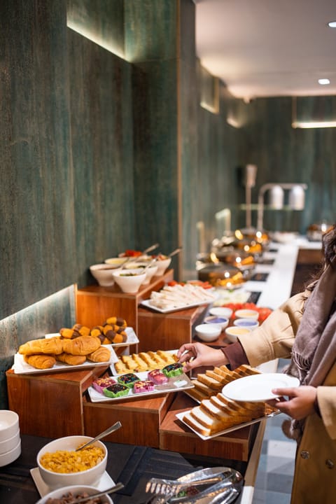 Daily buffet breakfast for a fee