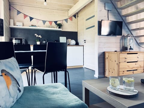 Cottage | Living area | 30-inch flat-screen TV with digital channels, Netflix