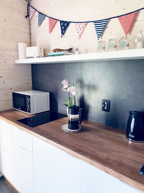 Cottage | Private kitchen | Mini-fridge, microwave, coffee/tea maker, electric kettle