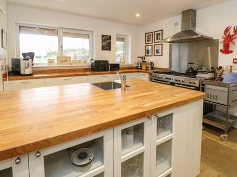 Cottage | Private kitchen | Dishwasher, electric kettle, toaster, cookware/dishes/utensils