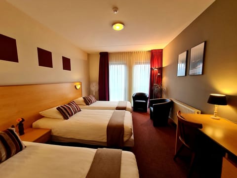 Triple Room | Desk, free WiFi