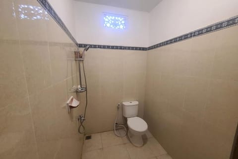Standard Double Room | Bathroom | Shower, rainfall showerhead, free toiletries, towels