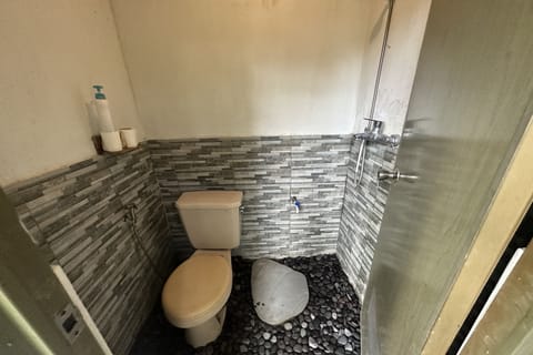 Double Room, Garden View | Bathroom | Shower, rainfall showerhead, free toiletries, towels