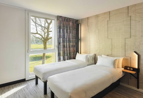 Twin Room, Non Smoking | Desk, free WiFi, bed sheets