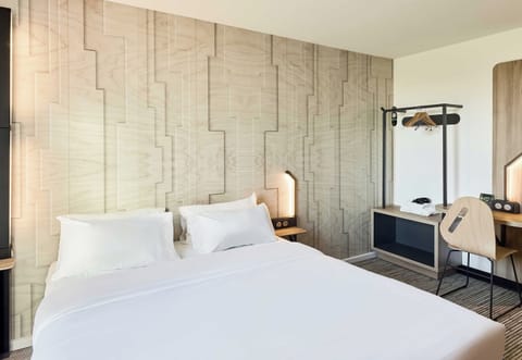 Desk, free WiFi, bed sheets