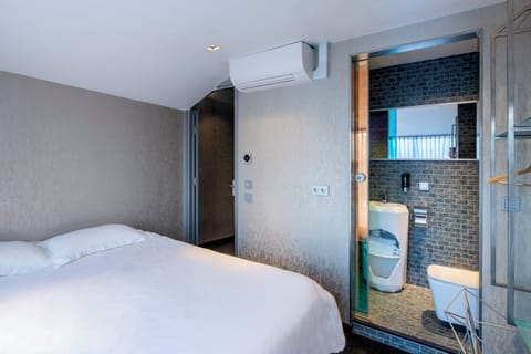 Standard Double Room with Shower And Window | Bathroom | Shower, rainfall showerhead, free toiletries, hair dryer