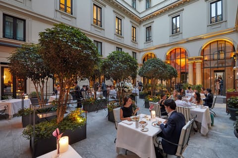 2 restaurants; breakfast, lunch, and dinner served