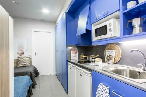 Classic Studio (double) | Private kitchenette | Fridge, microwave, coffee/tea maker, cookware/dishes/utensils