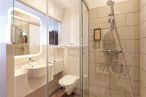 Comfort Double Room | Bathroom | Shower, free toiletries, towels, soap