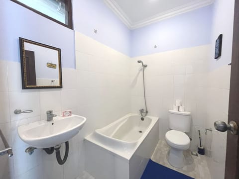 Deluxe Studio | Bathroom | Shower, towels