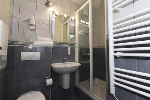 Classic Room | Bathroom | Free toiletries, hair dryer, towels, soap