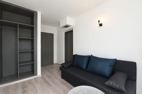 Family Apartment | Living area | 80-cm flat-screen TV with satellite channels, TV, books