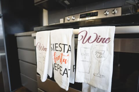 Private kitchen | Oven, stovetop, dishwasher, toaster