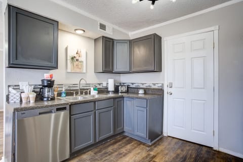 Private kitchen | Oven, stovetop, dishwasher, toaster
