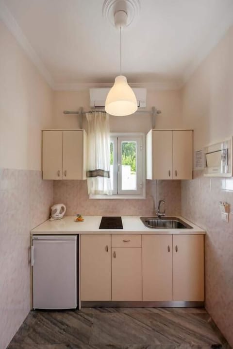 STUDIO (2 ADULTS) WITH PARTIAL SEA VIEW | Private kitchen | Electric kettle, dining tables