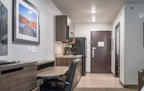 Full-size fridge, microwave, stovetop, coffee/tea maker