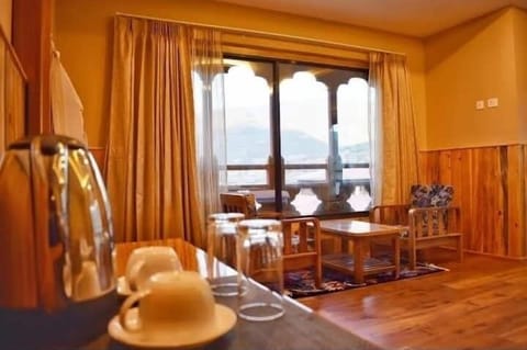 Deluxe Twin Room, Mountain View | Premium bedding, in-room safe, desk, laptop workspace