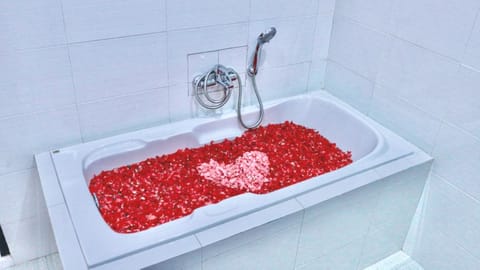 Deluxe Studio | Bathroom | Shower, soap