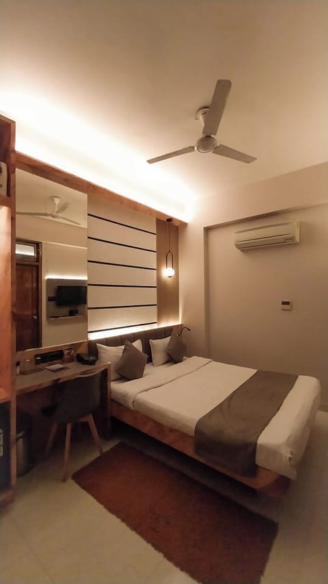 Signature Room | Minibar, desk, laptop workspace, soundproofing