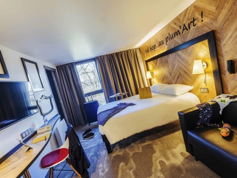 In-room safe, desk, soundproofing, iron/ironing board