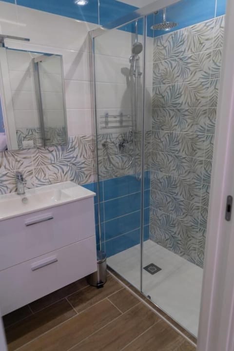 Royal Room, 1 Bedroom | Bathroom | Shower, rainfall showerhead, free toiletries, hair dryer