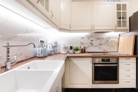 Luxury Apartment | Private kitchen | Oven, dishwasher, espresso maker, coffee/tea maker