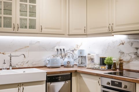 Luxury Apartment | Private kitchen | Oven, dishwasher, espresso maker, coffee/tea maker