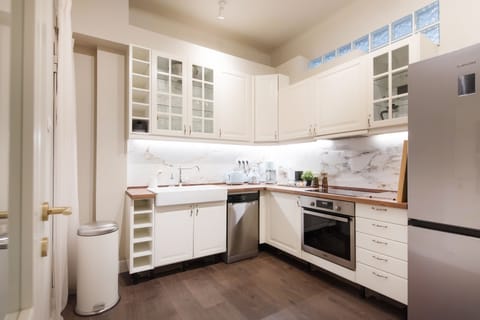 Luxury Apartment | Private kitchen | Oven, dishwasher, espresso maker, coffee/tea maker