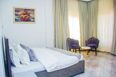 Executive Studio Suite | Egyptian cotton sheets, premium bedding, desk, iron/ironing board
