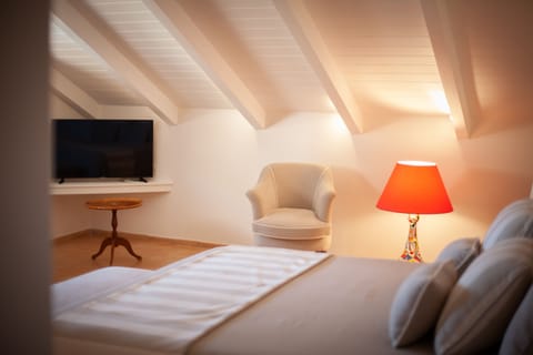 Deluxe Double Room | Minibar, in-room safe, desk, laptop workspace