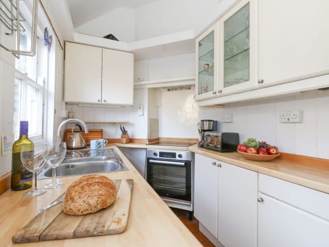 Dishwasher, electric kettle, toaster, cookware/dishes/utensils