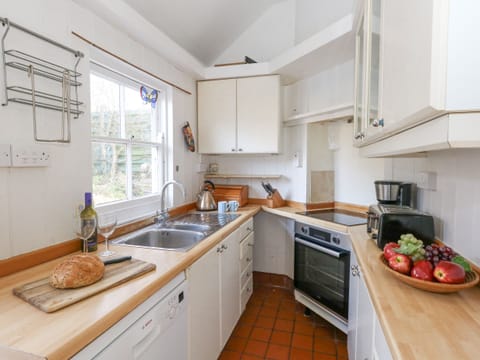 Dishwasher, electric kettle, toaster, cookware/dishes/utensils