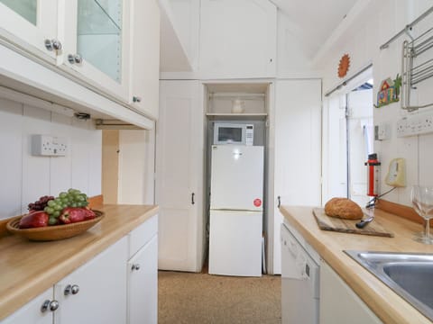 Dishwasher, electric kettle, toaster, cookware/dishes/utensils