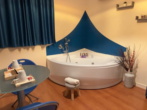 Family Suite | Private spa tub