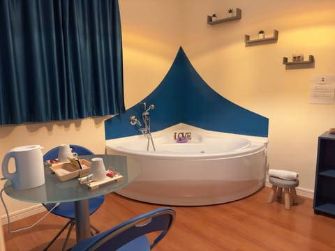 Family Suite | Private spa tub