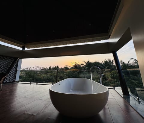 Orchard Suite with Bathtub | Deep soaking bathtub