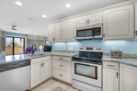 Condo, 1 King Bed with Sofa bed (Latitude 29 #4) | Private kitchen | Oven, toaster