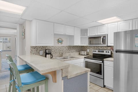 Condo, Multiple Beds (Sugar Beach C-3 (Beach Life)) | Private kitchen | Oven, toaster