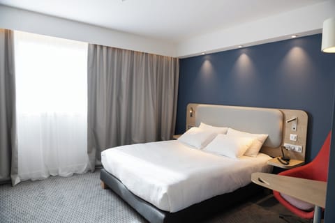Standard Room, 1 Queen Bed, Accessible | Desk, laptop workspace, blackout drapes, soundproofing
