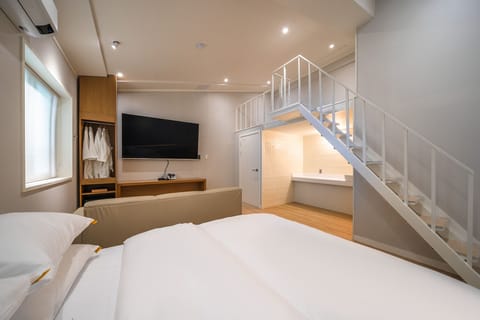 Grand Twin Room, 2 Queen Beds | Premium bedding, desk, laptop workspace, soundproofing