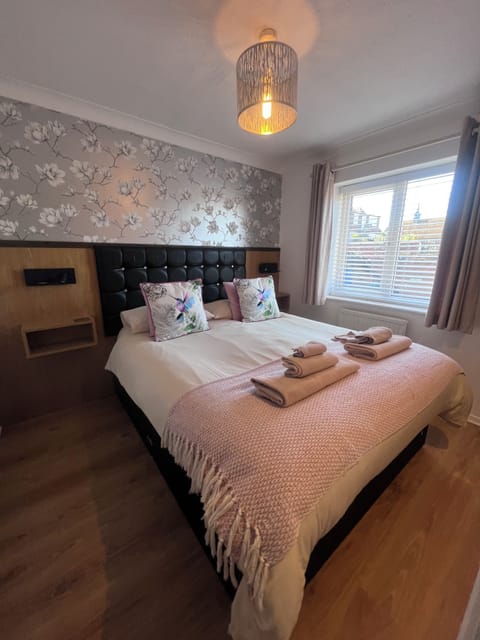 House, 2 Bedrooms | Premium bedding, blackout drapes, free cribs/infant beds, bed sheets