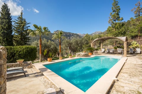 Seasonal outdoor pool, open 8:00 AM to 8:00 PM, pool umbrellas