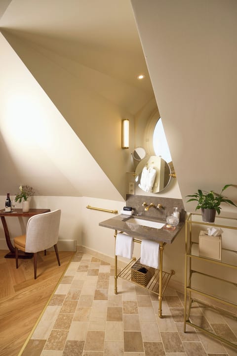 Traditional Queen Room | Premium bedding, free minibar, in-room safe, desk