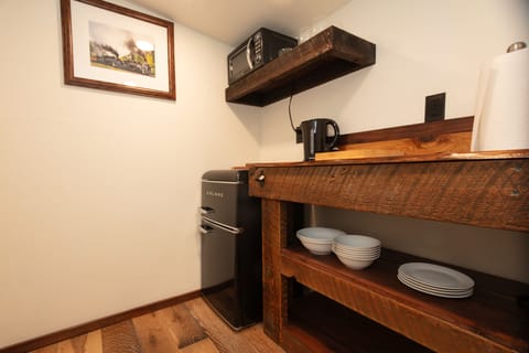 Premier Suite | 1 bedroom, free minibar, individually decorated, individually furnished