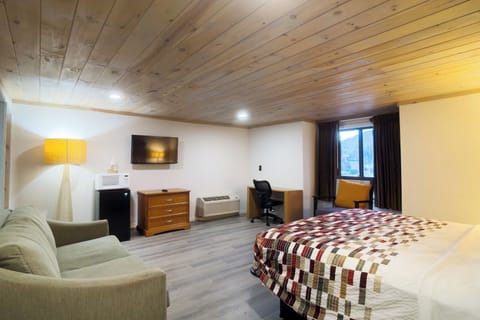 Room, 1 King Bed | Desk, iron/ironing board, free WiFi, bed sheets