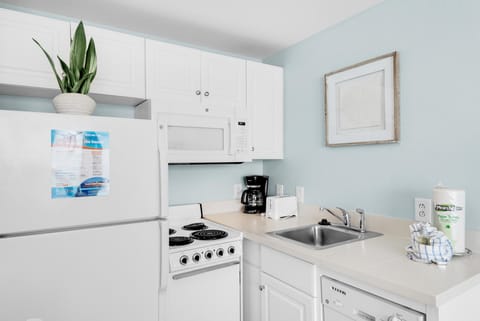 Studio, 1 King Bed (Majestic Beach Towers 1-609) | Private kitchen | Oven, toaster